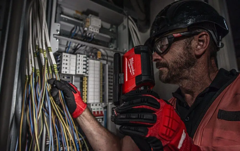 Аккумуляторный прожектор Milwaukee M12 PAL-0 (Black/Red)