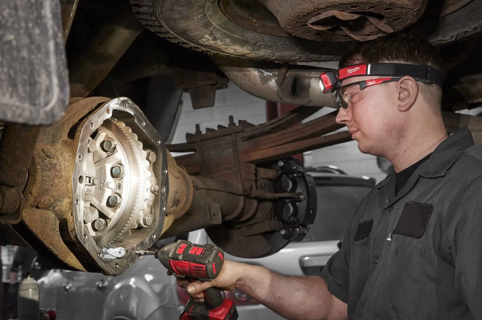 Налобный фонарь Milwaukee IR HL450 (Black/Red)