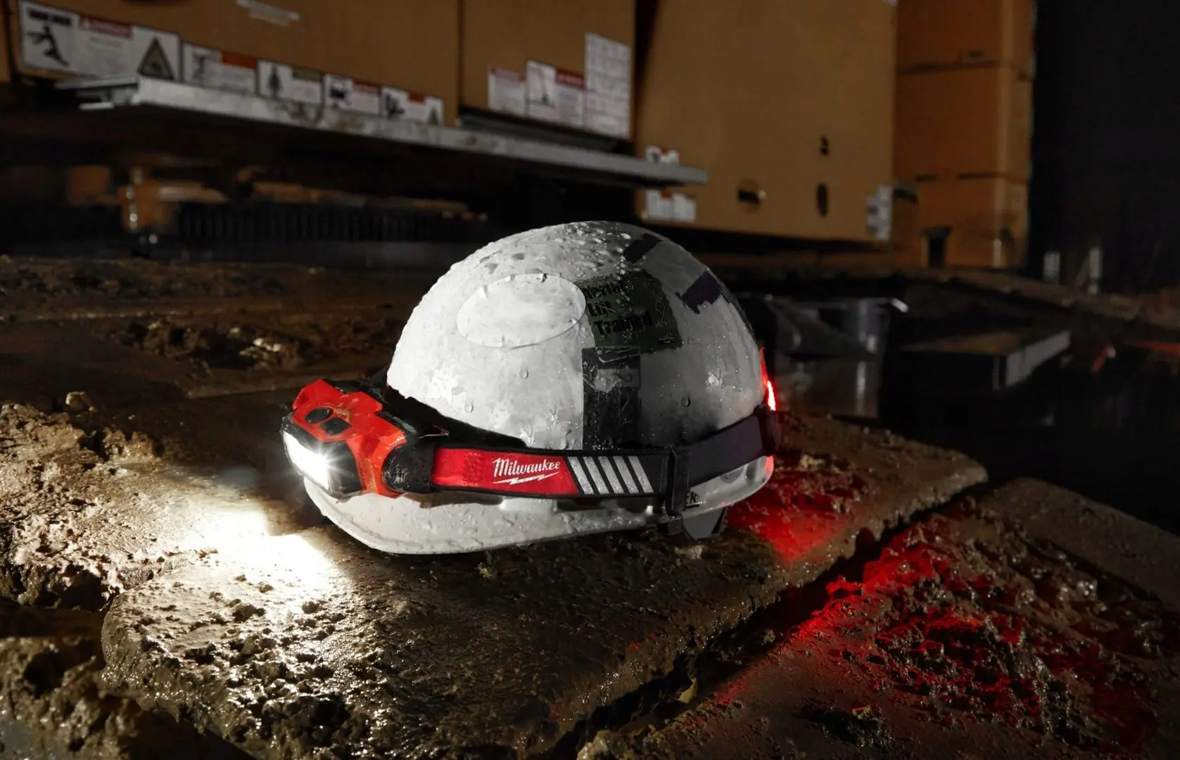 Налобный фонарь Milwaukee L4HL-VIS-301 (Black/Red)