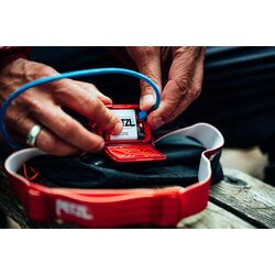 Lanterna frontala Petzl Actik Core E065AA01 (Blue) Thumb