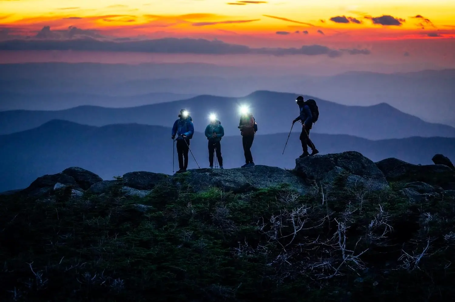 Lanterna frontala Petzl Actik Core E065AA01 (Blue)