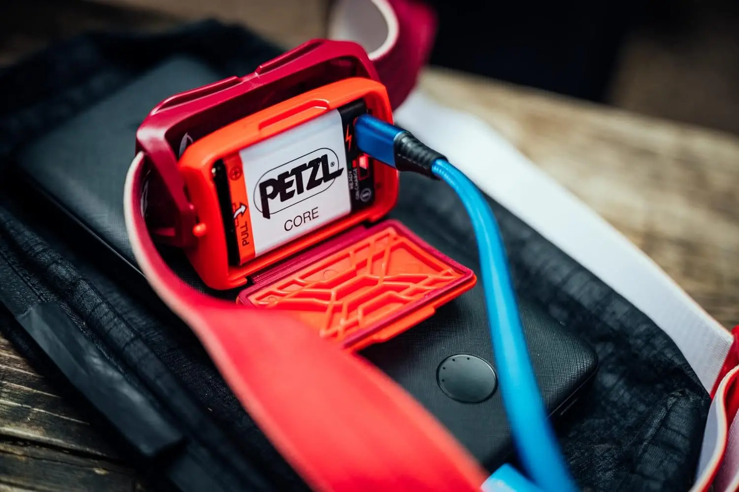 Налобный фонарь Petzl Tikkina Core E067AA03 (Yellow)