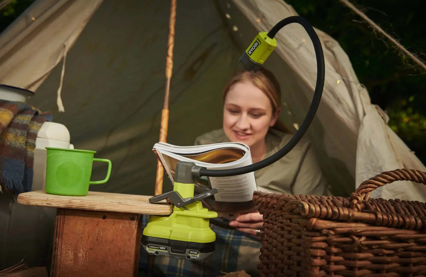 Аккумуляторный фонарь Ryobi RLCF18-0 (Green/Black)