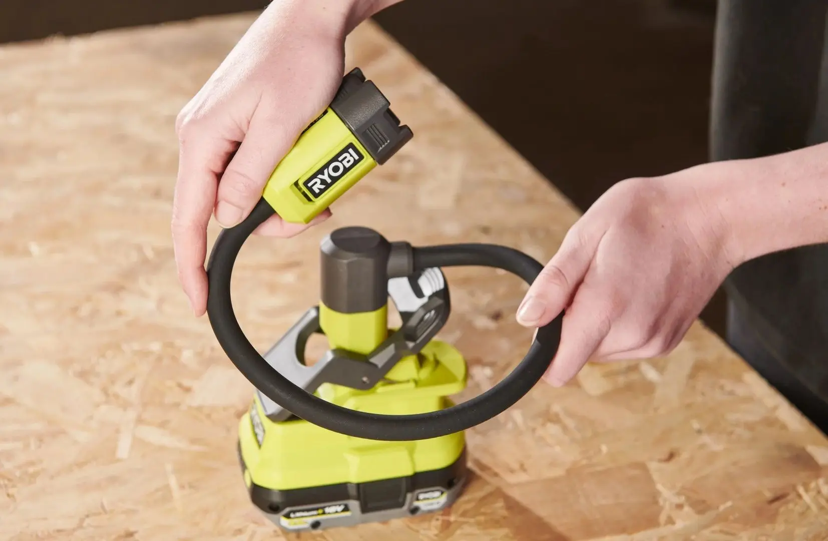 Аккумуляторный фонарь Ryobi RLCF18-0 (Green/Black)