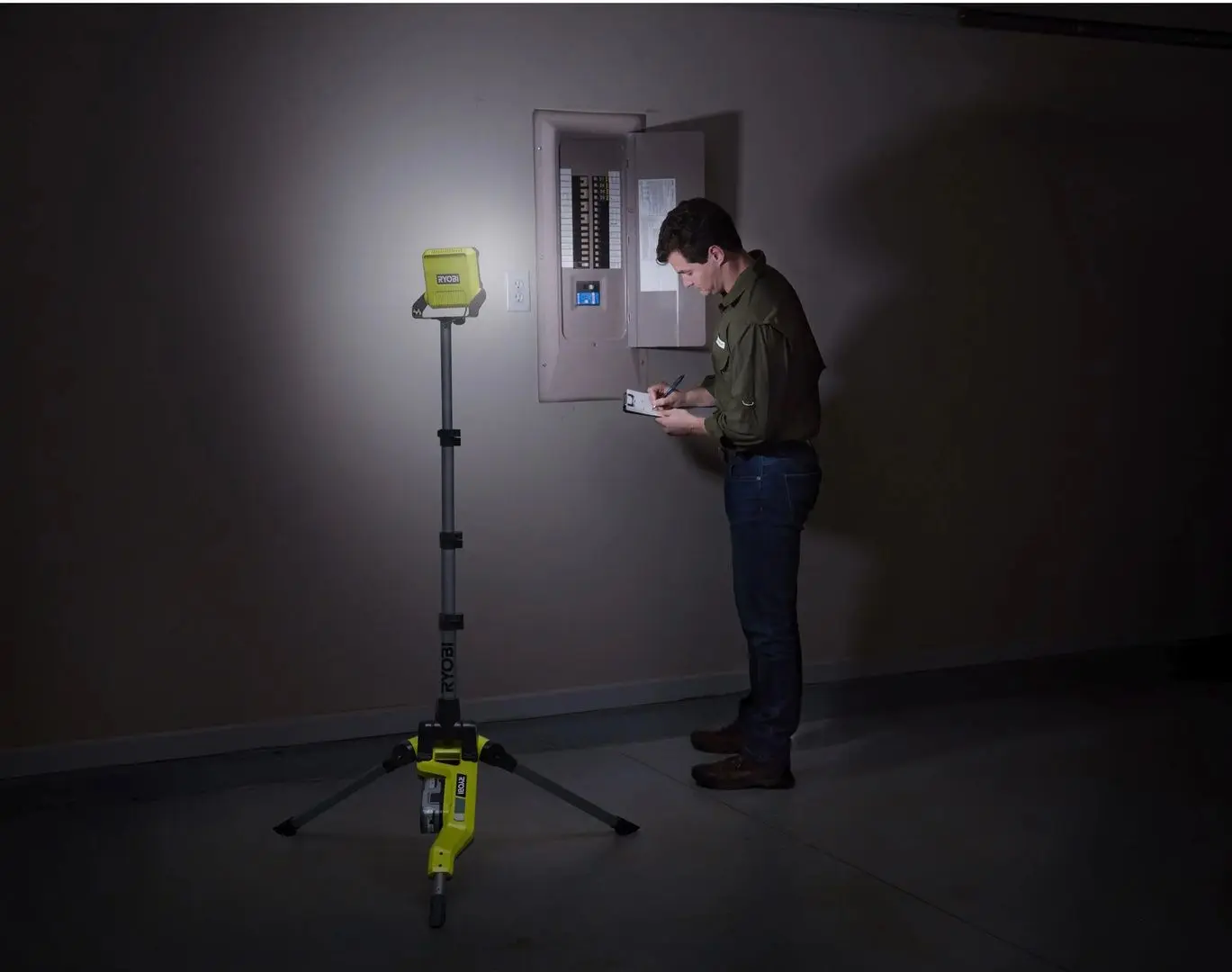 Прожектор светодиодный с подставкой Ryobi One+ R18TL-0