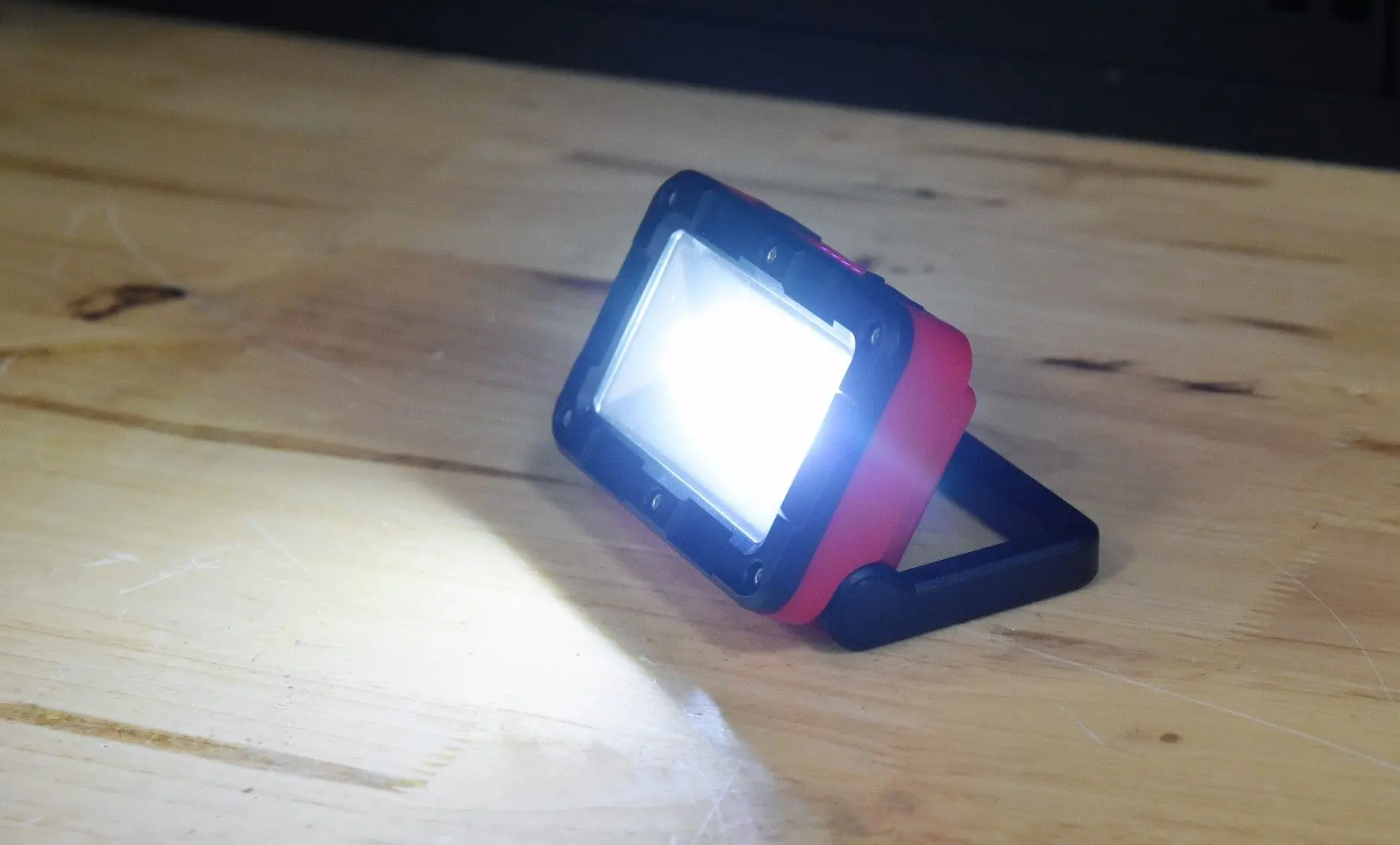 Светодиодный прожектор Yato 81819