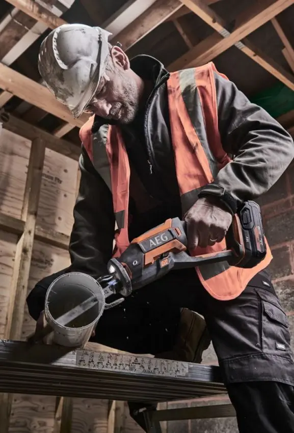 Аккумуляторная сабельная пила AEG BUS18CBL-0 (Orange/Black)