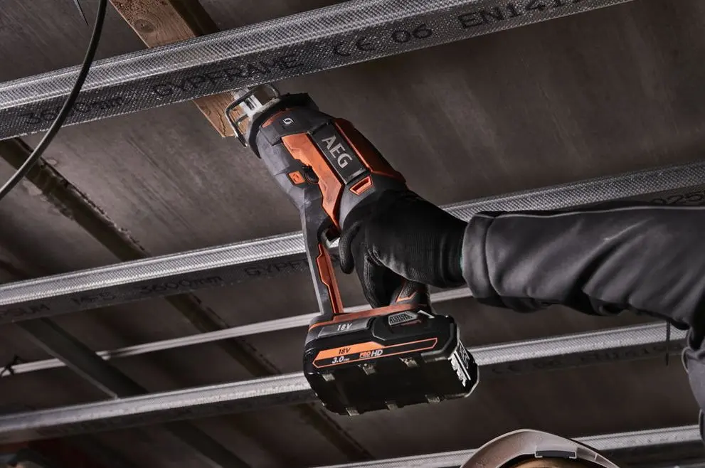 Аккумуляторная сабельная пила AEG BUS18CBL-0 (Orange/Black)