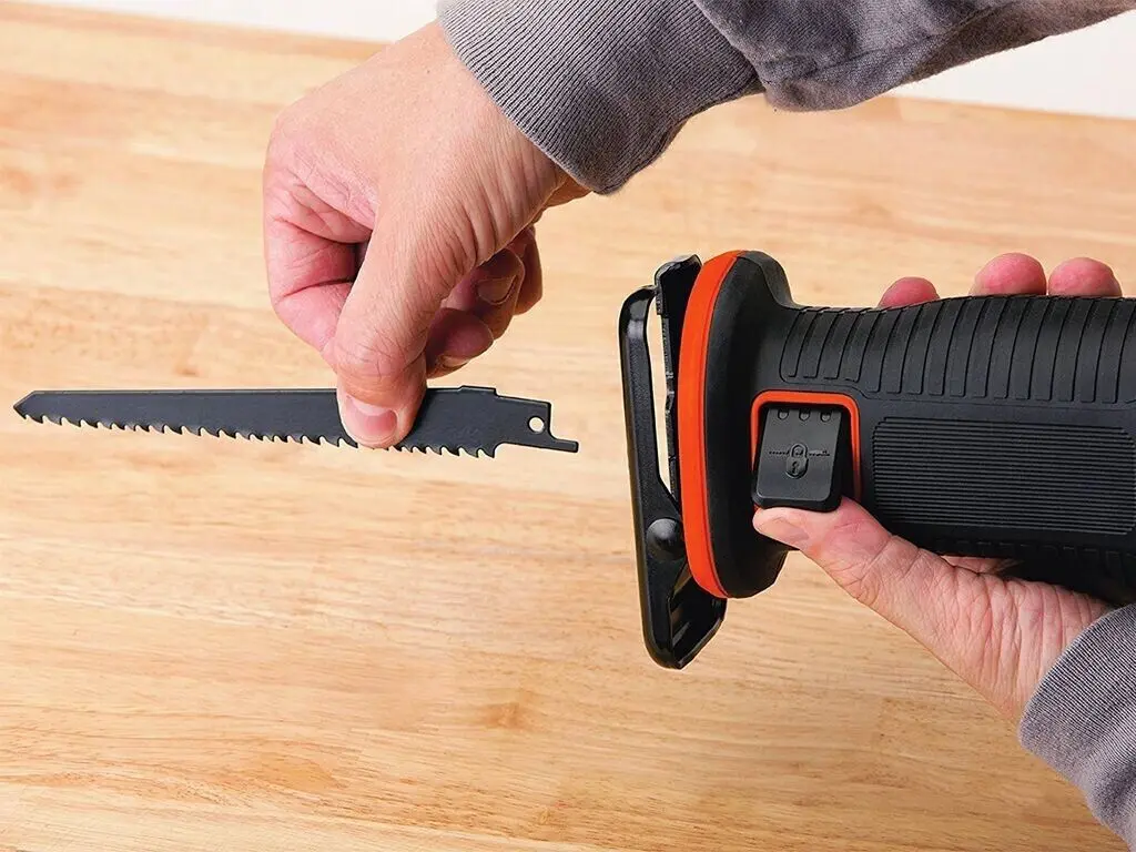 Аккумуляторная сабельная пила Black&Decker BDCR18M1-QW