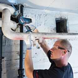 Аккумуляторная сабельная пила Bosch Professional GSA 18V-LI C Thumb