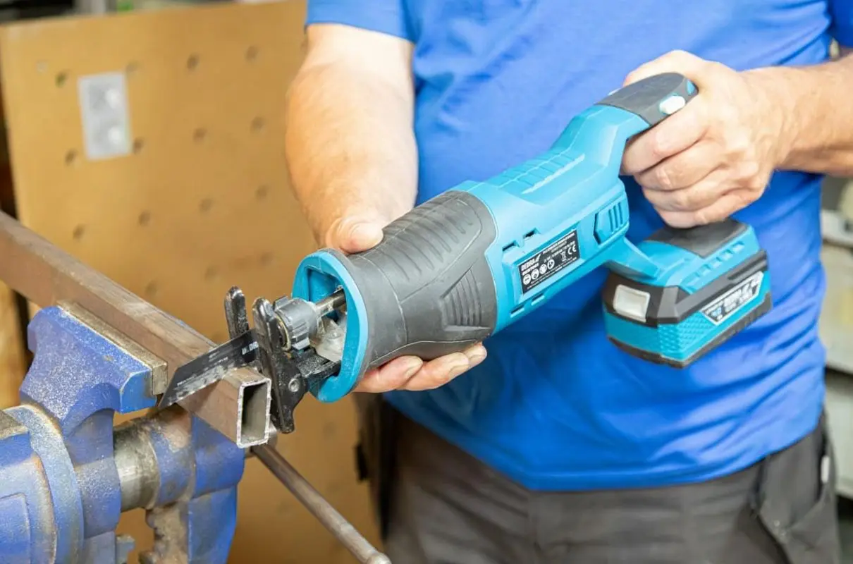 Аккумуляторная сабельная пила Dedra SAS+ALL DED7061 - 2