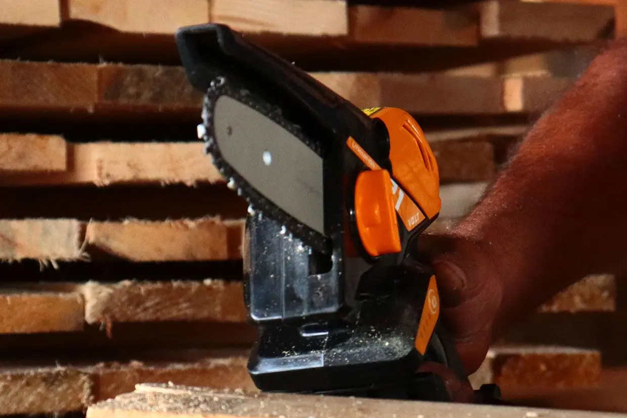 Ferestrau cu lant cu acumulator iHunt Strong Chainsaw 21V Power 4Ah Set