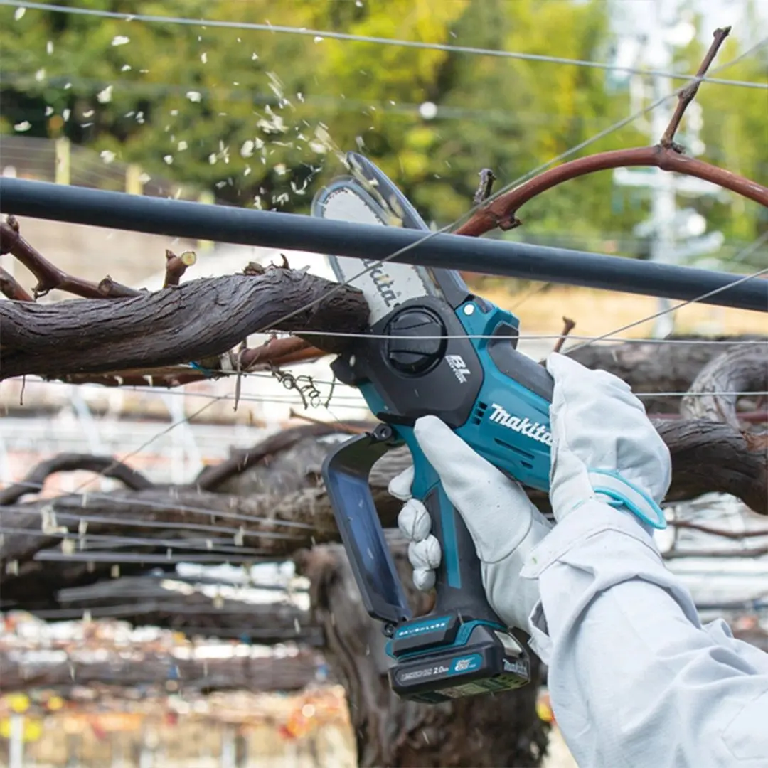 Fierastrau cu lant cu acumulator Makita UC100DWA