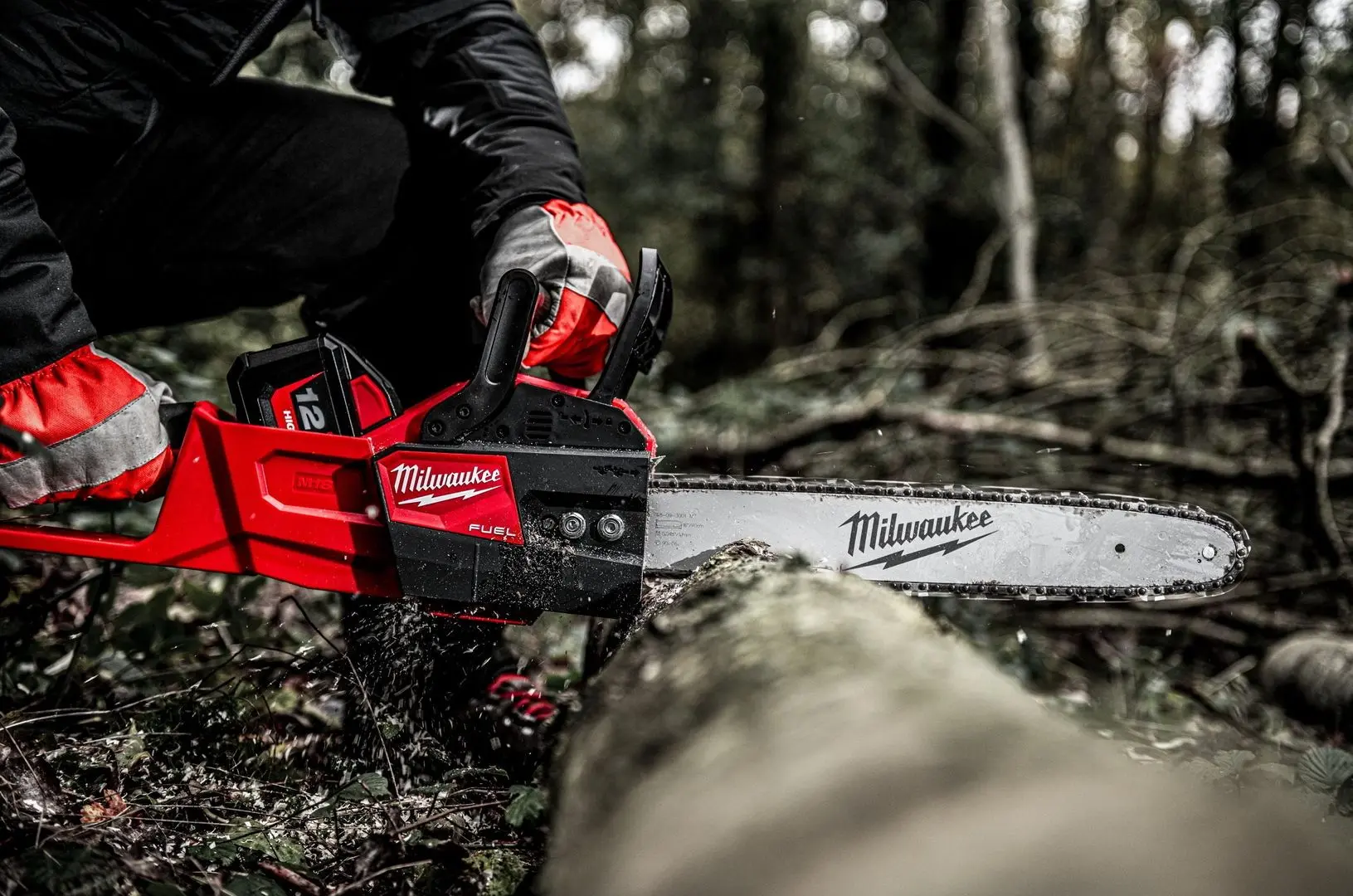 Аккумуляторная цепная пила Milwaukee M18 Fuel FCHS-121 - 2