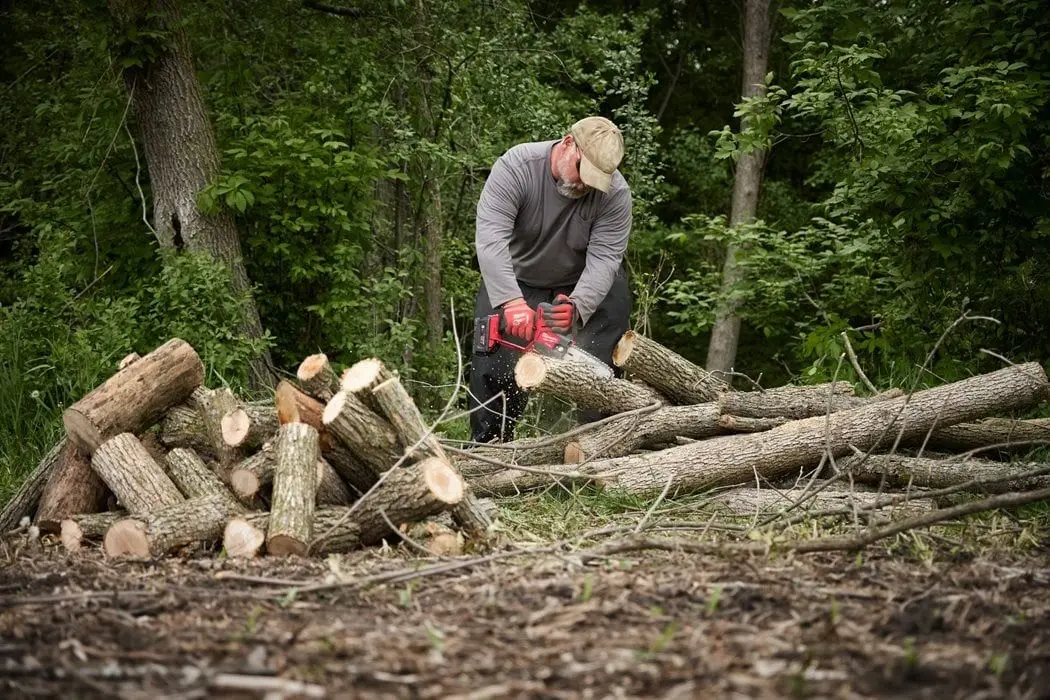 Аккумуляторная цепная пила Milwaukee M18 Fuel FHS20-0 (Black/Red)