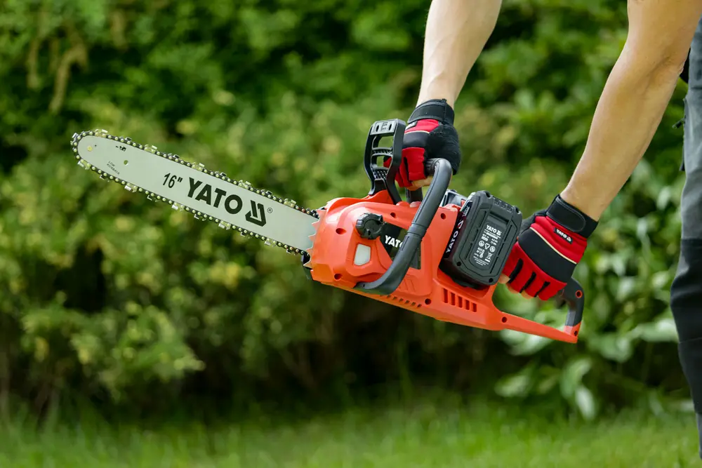 Ferastrau cu lant cu acumulator Yato YT-828131