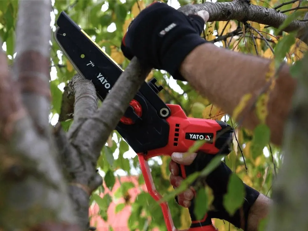 Аккумуляторная цепная пила Yato YT-828133