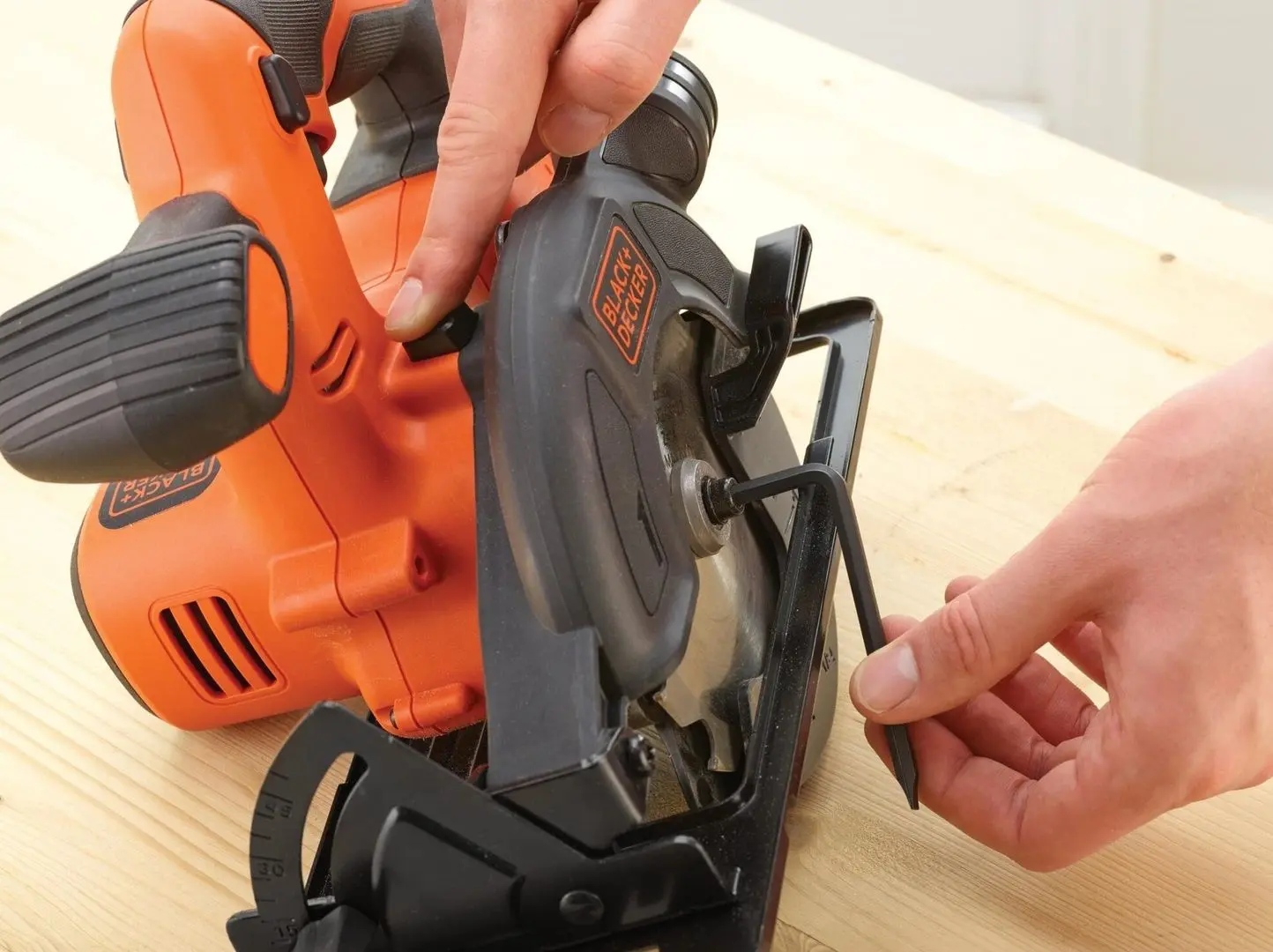 Аккумуляторная дисковая пила Black+Decker BDCCS18N-QW (Black/Orange)