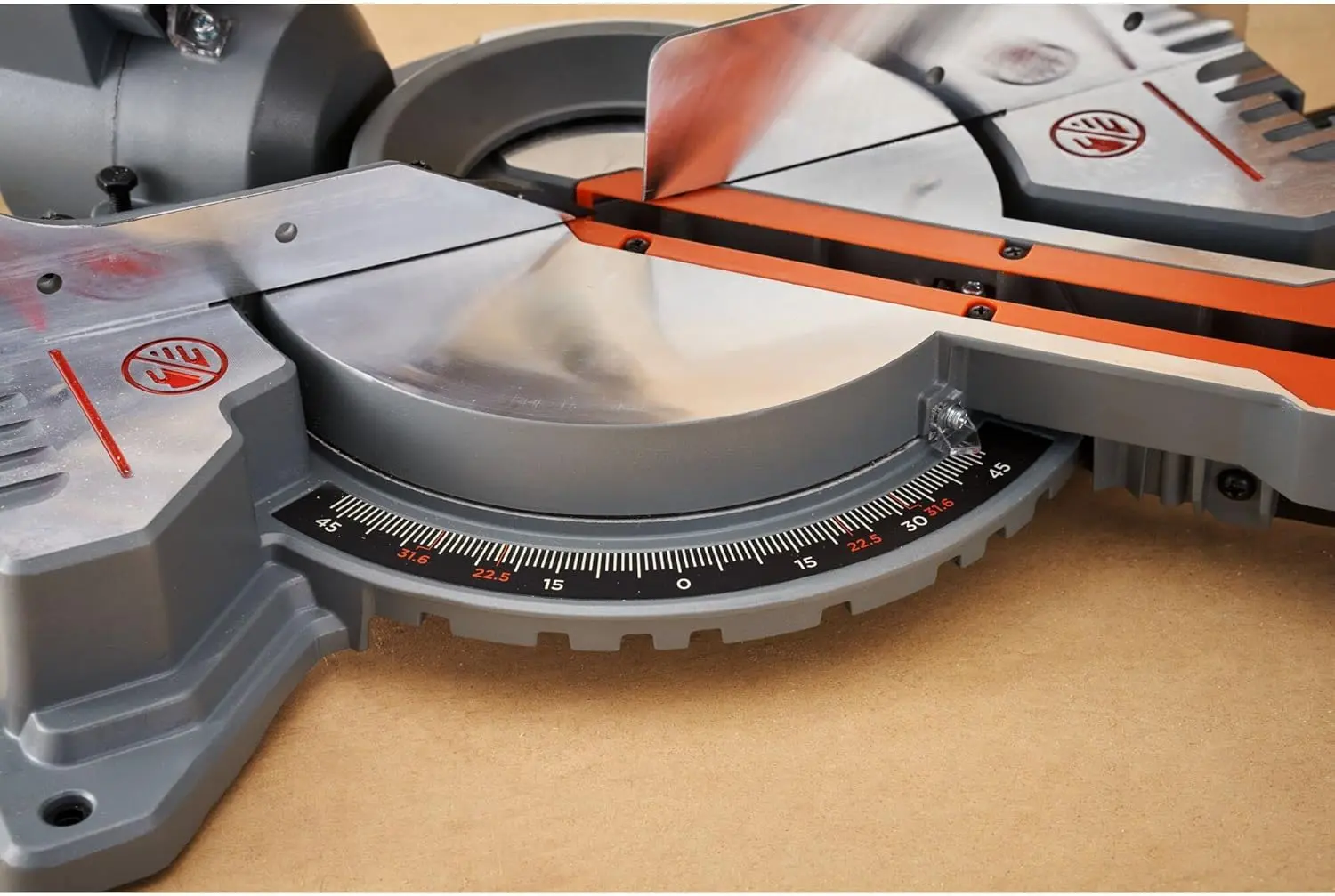 Fierastrau circular Black&Decker BES702-QS (Orange/Black)