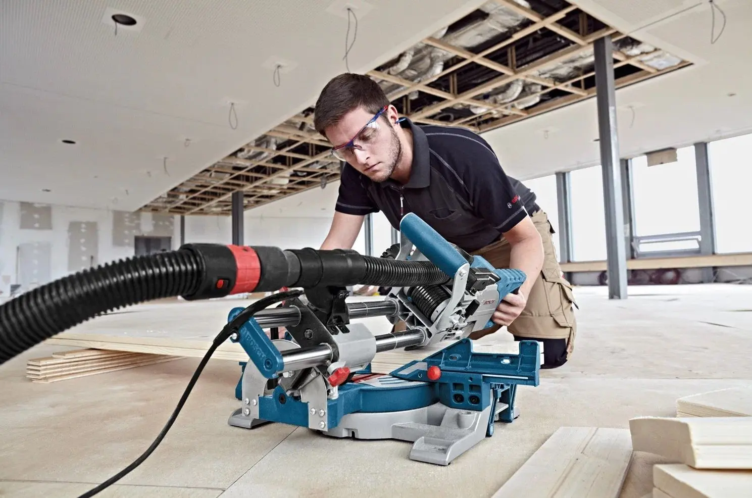 Пила торцовочная Bosch GCM 8 SJL