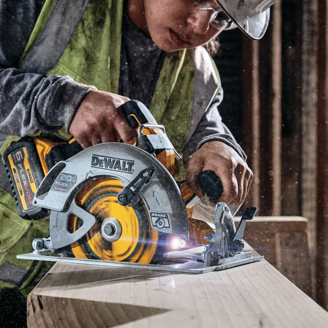 Fierastrau Dewalt DCS573NT