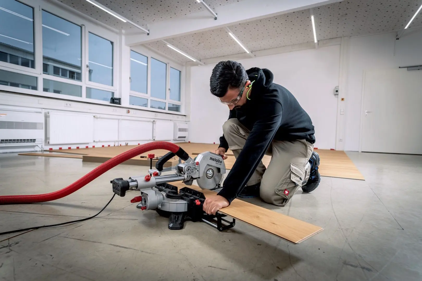 Пила торцовочная Metabo KGS 216 M