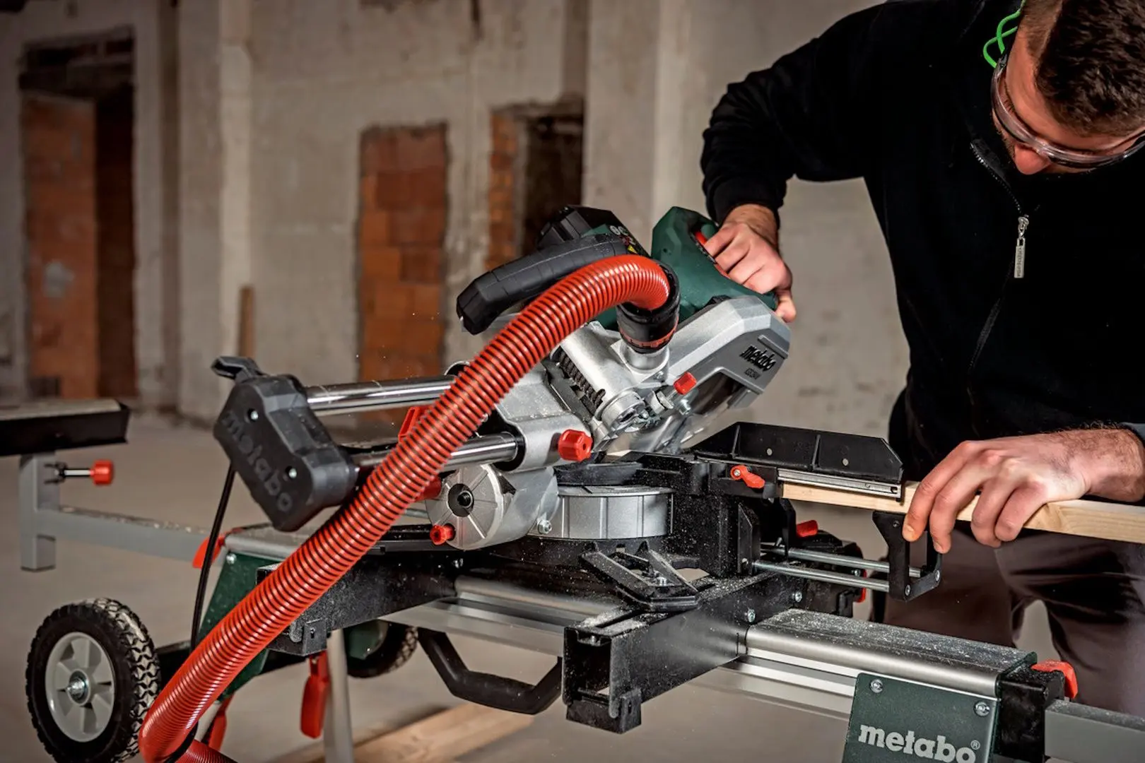 Пила торцовочная Metabo KGS 254 M