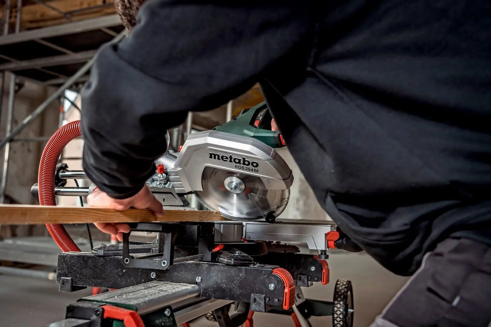 Пила торцовочная Metabo KGS 254 M