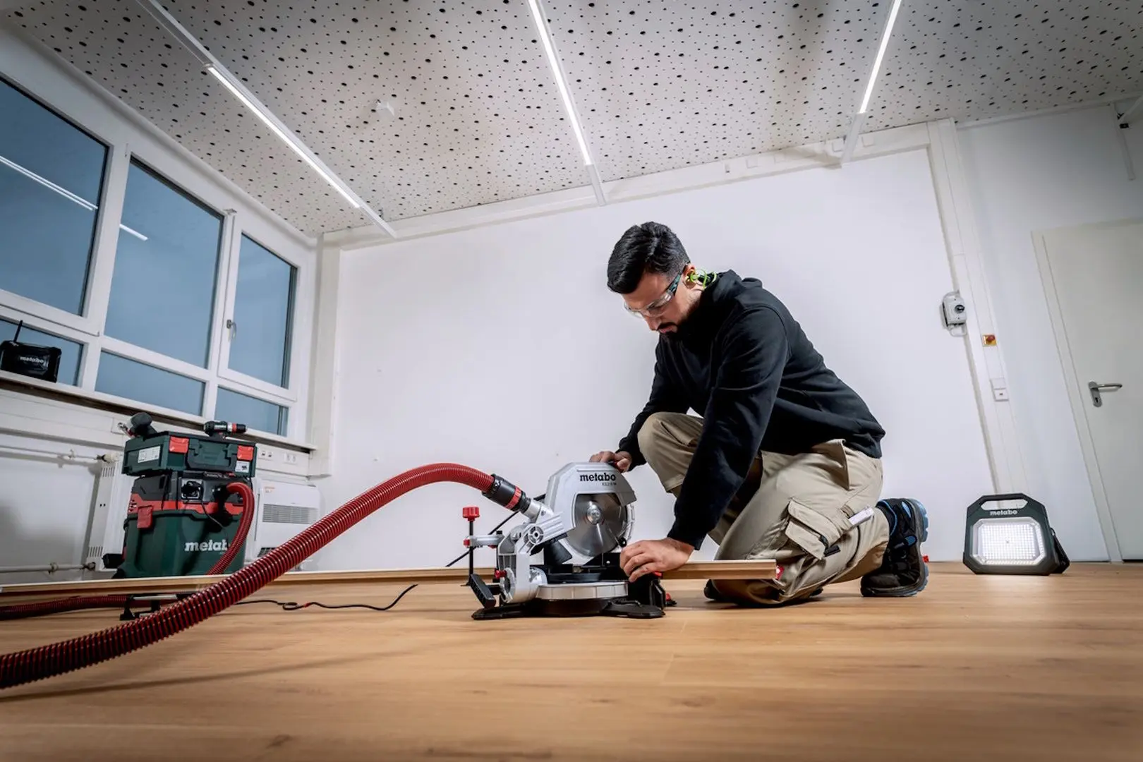 Пила торцовочная Metabo KS 216 M