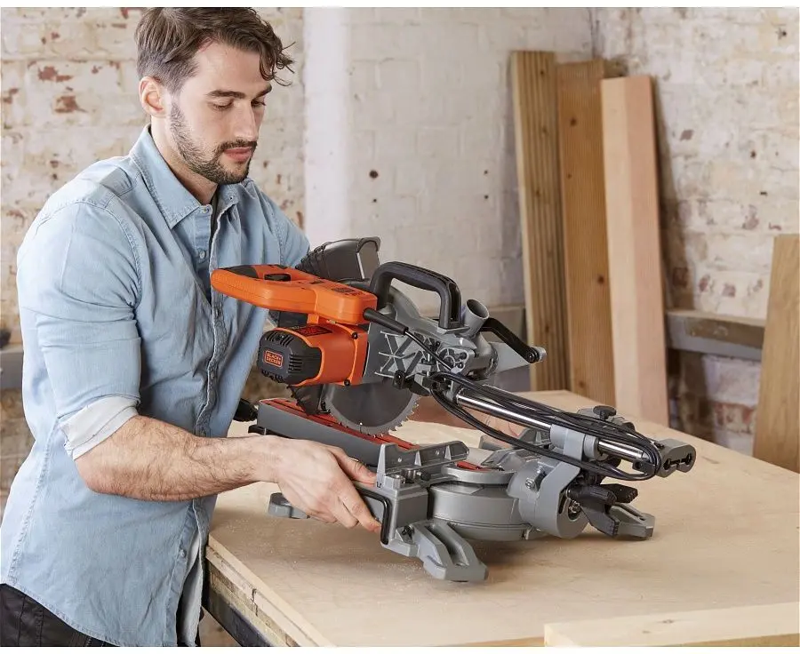 Пила торцовочная Black&Decker BES700