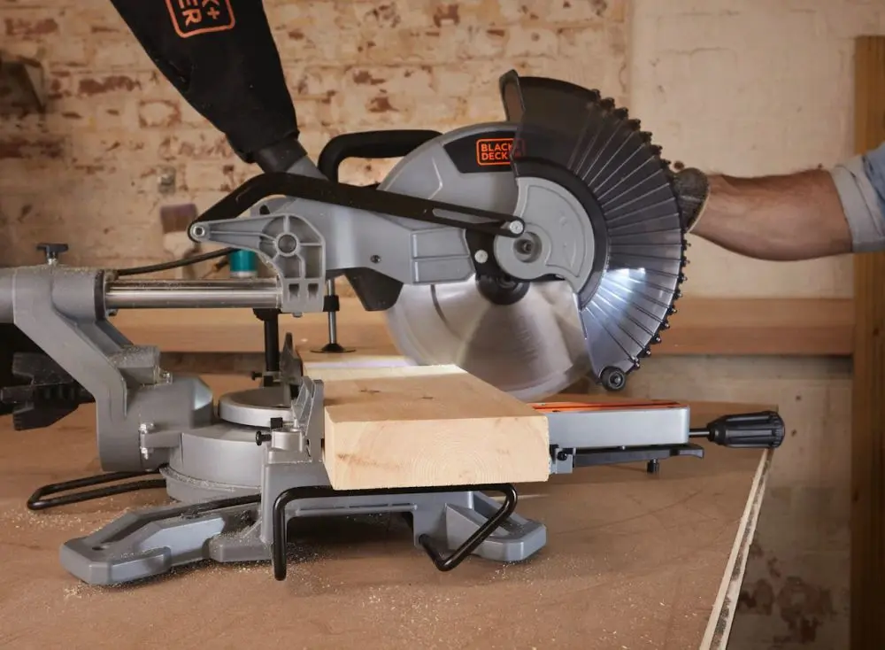 Пила торцовочная Black&Decker BES710