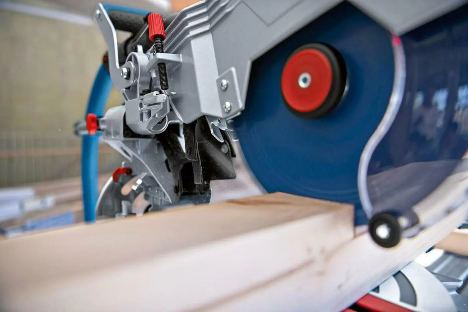 Аккумуляторная торцовочная пила Bosch Professional GCM 18V-216 DC (0601B47000) - 6