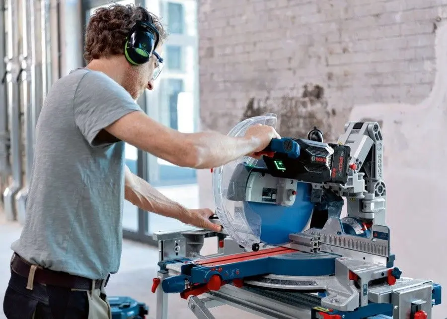 Пила торцовочная Bosch Professional GCM 18V-305 GDC (Blue) - 4