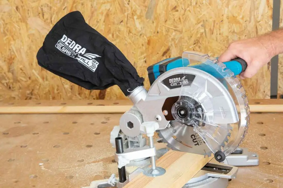 Ferastrau circular cu acumulator Dedra DED7065 - 2