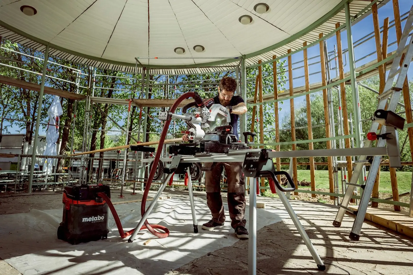 Аккумуляторная торцовочная пила Metabo KGS 18 LTX BL 254