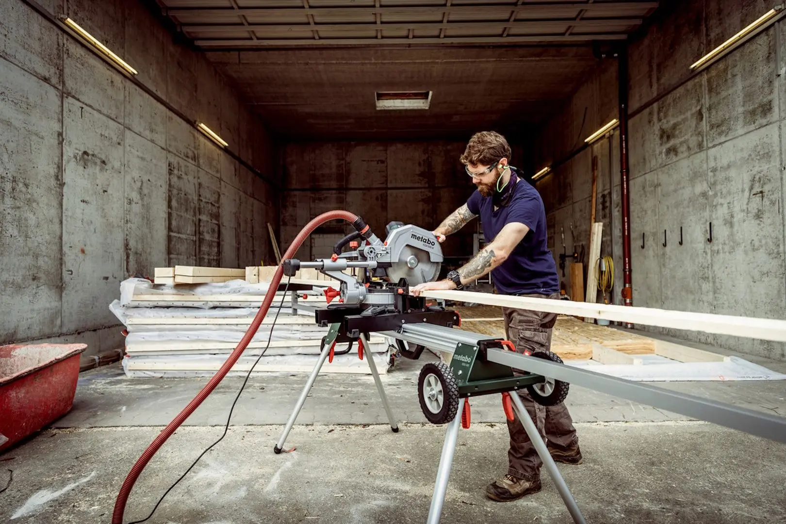 Торцовочная пила Metabo KGS 305 M