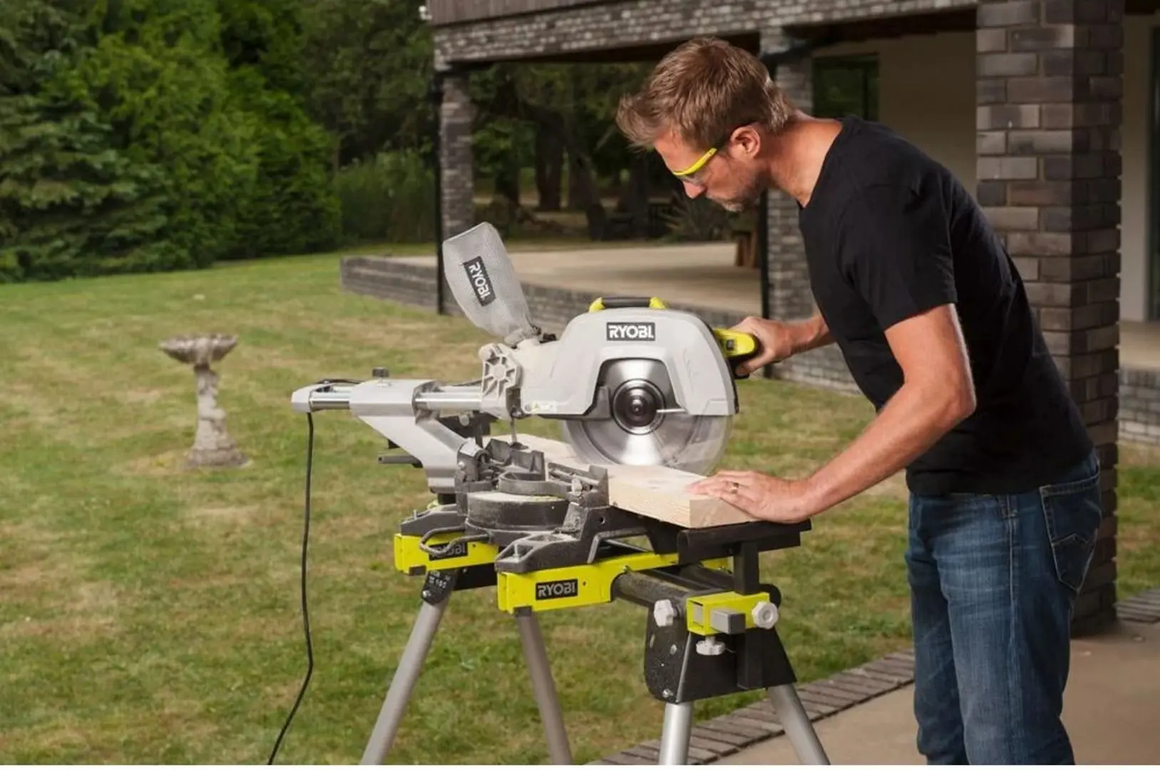 Пила торцовочная Ryobi EMS305RG