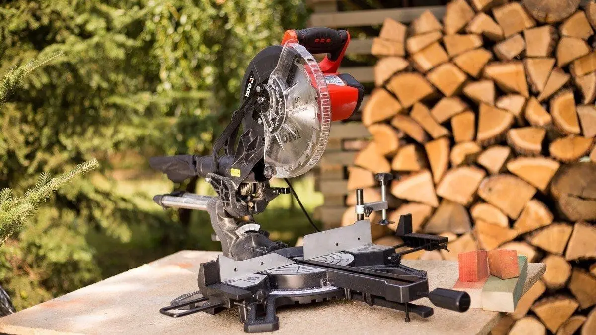 Пила торцовочная Yato YT-82173