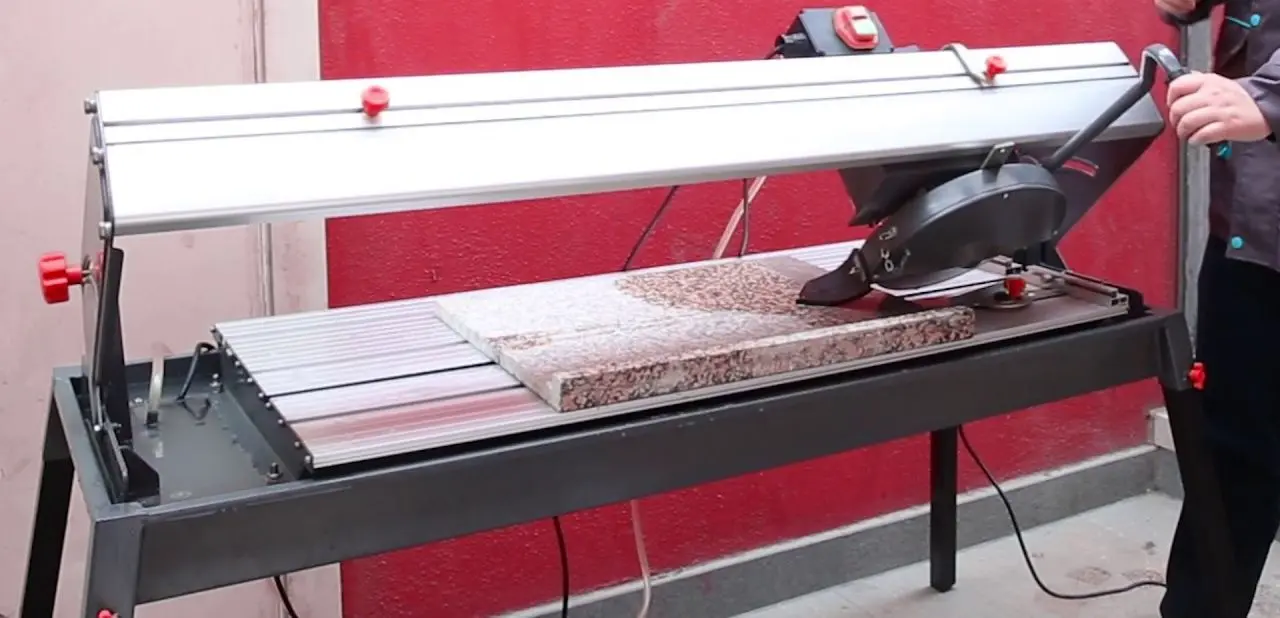 Masina de taiat placa