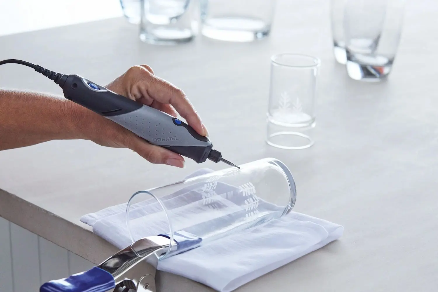 Set accesorii pentru masina de gravat Dremel 682 (2615C682JA)