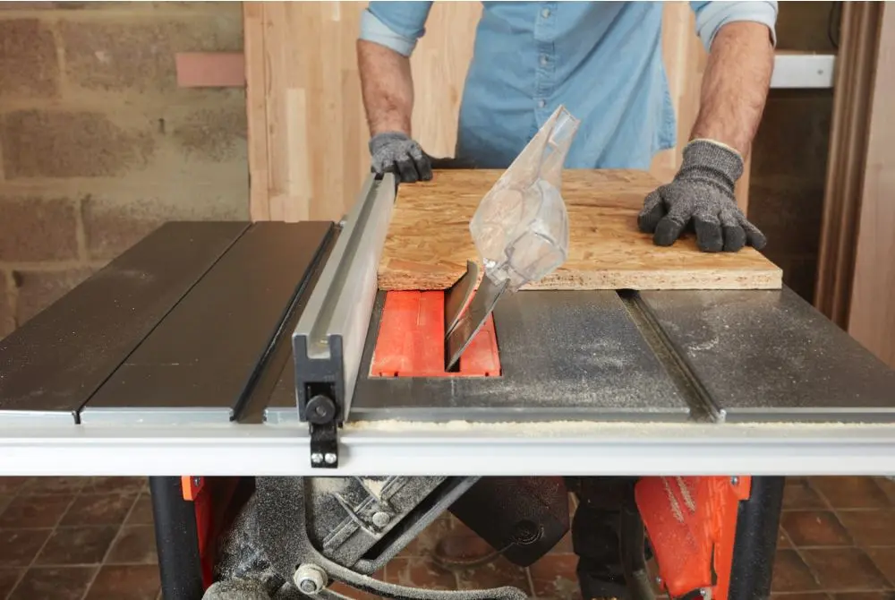 Ferestrau circular stationar Black&Decker BES720