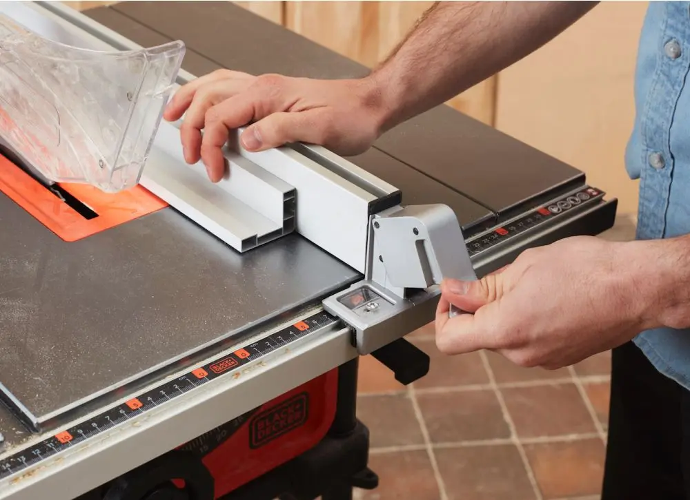 Ferestrau circular stationar Black&Decker BES720