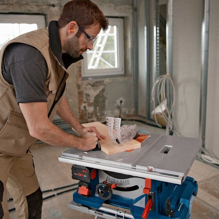 Распиловочный аккумуляторный станок Bosch Professional GTS 18V-216 ...