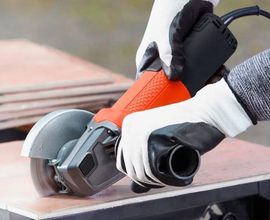 Угловая шлифовальная машина Black&Decker BEG120