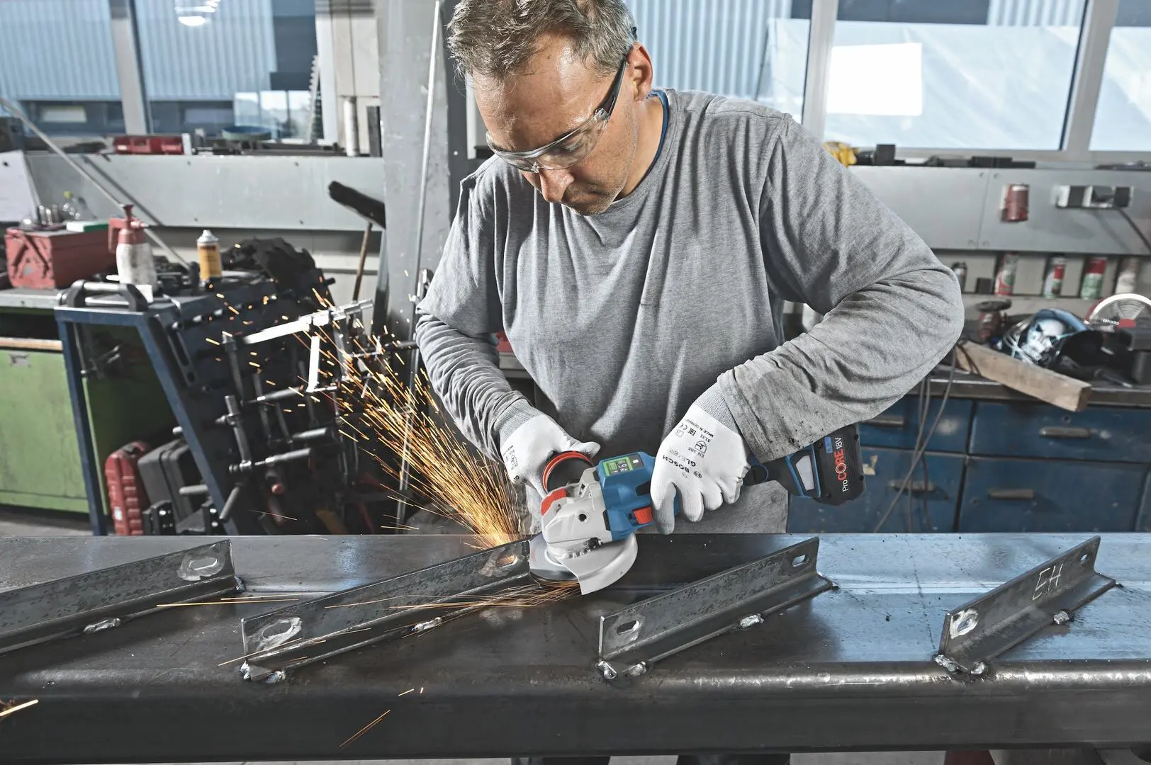 Аккумуляторная угловая шлифмашина Bosch Professional GWS 18V-15 SC + ProCORE 18V 8.0Ahx2 + GAL 18V-160 C + Bluetooth Low Energy GCY 42 + L-Boxx 136