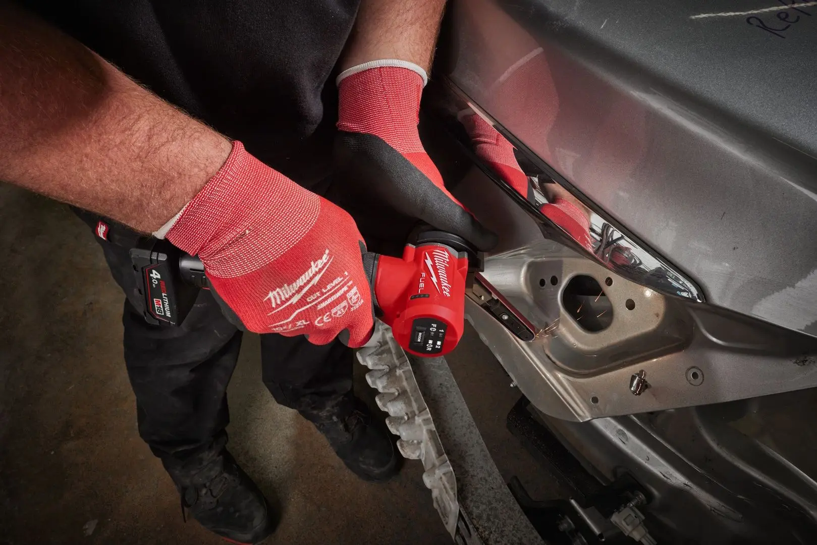 Ленточная шлифовальная машина Milwaukee M12 FBFL13-402B