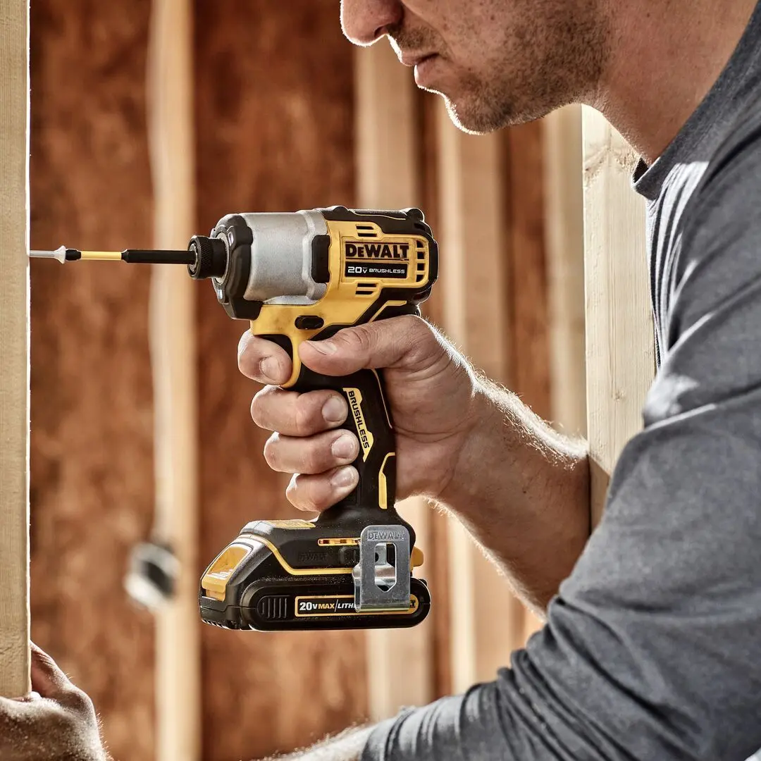 Аккумуляторный шуруповерт Dewalt DCF840NT-XJ