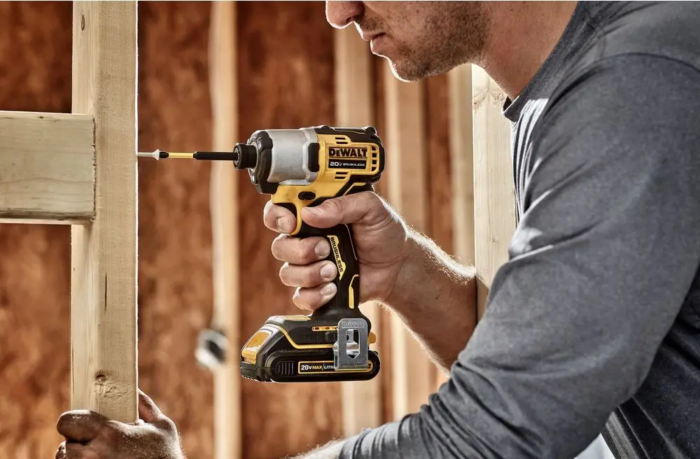 Аккумуляторный ударный шуруповерт Dewalt DCF840N Solo