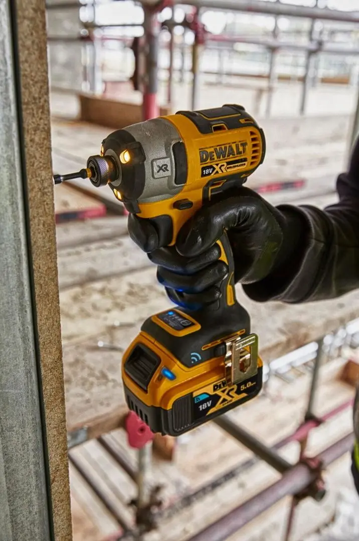 Masina de insurubat cu percutie si acumulator Dewalt DCF888NT-XJ