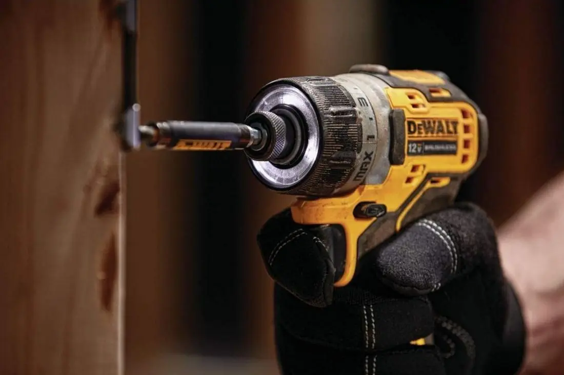 Masina de insurubat Dewalt DCF601D2